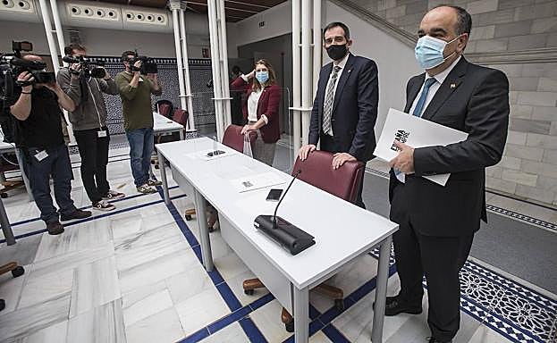 Campuzano, Liarte y Carrera, los diputados expulsados de Vox, este miércoles en la Asamblea. En vídeo, declaraciones de Liarte.