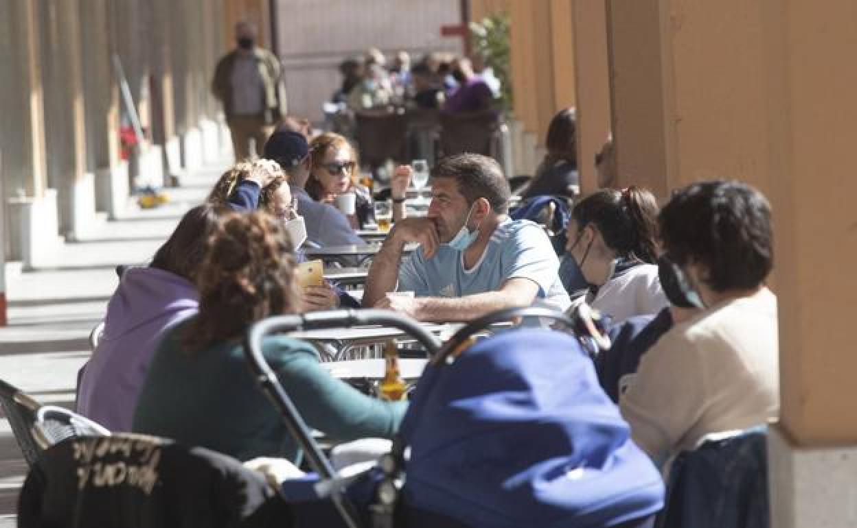 Clientes en una terraza de Cartagena, en una imagen de archivo. 