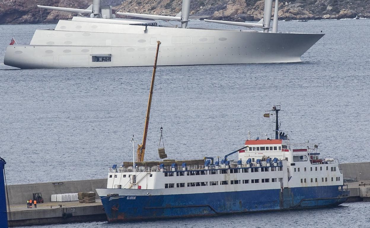 El buque 'Elbeik', atracado en el puerto de Cartagena. 