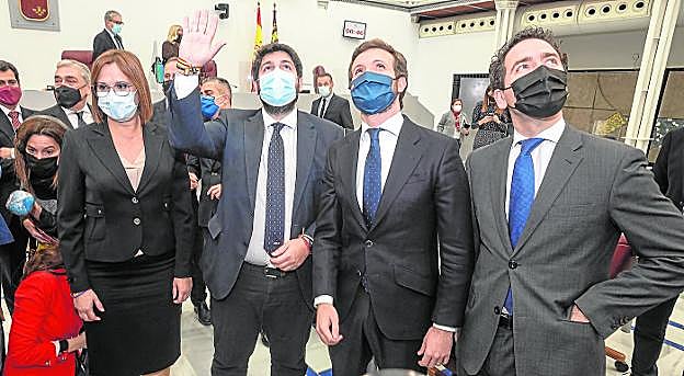 López Miras saluda a varios de sus colaboradores tras salvar la moción de censura; le acompañan la vicepresidenta Isabel Franco, Pablo Casado y Teodoro García Egea. 