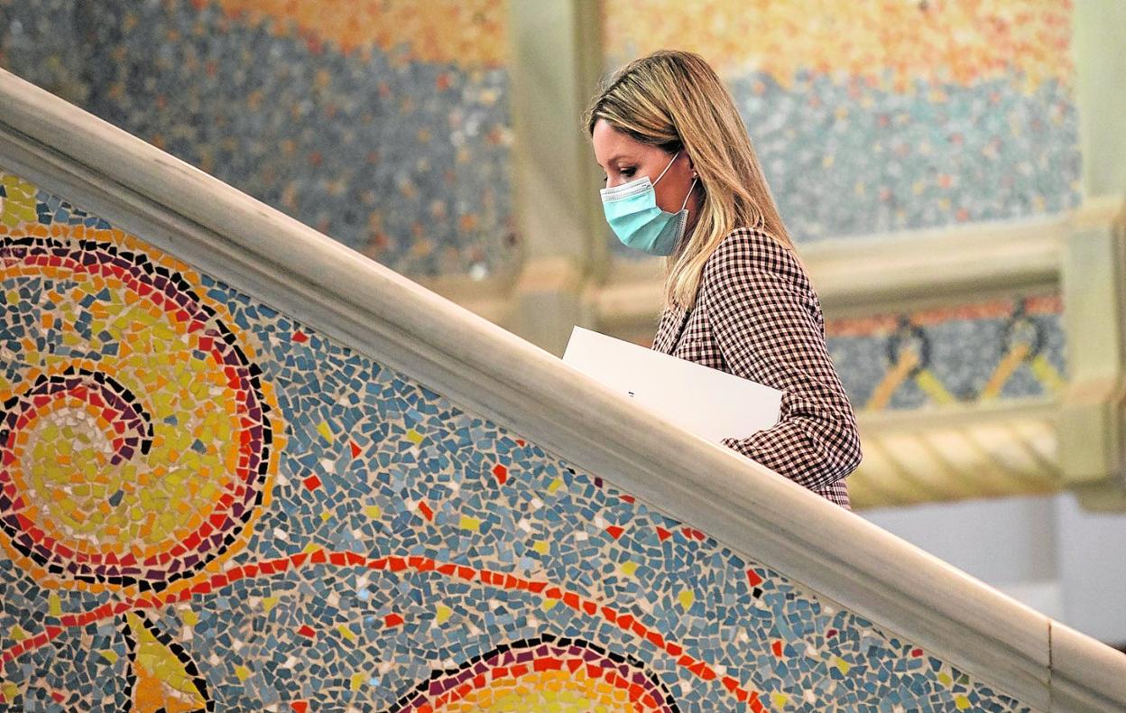 Ana Martínez Vidal, candidata de la moción de censura fallida, sube por las escaleras principales de la Asamblea Regional. 