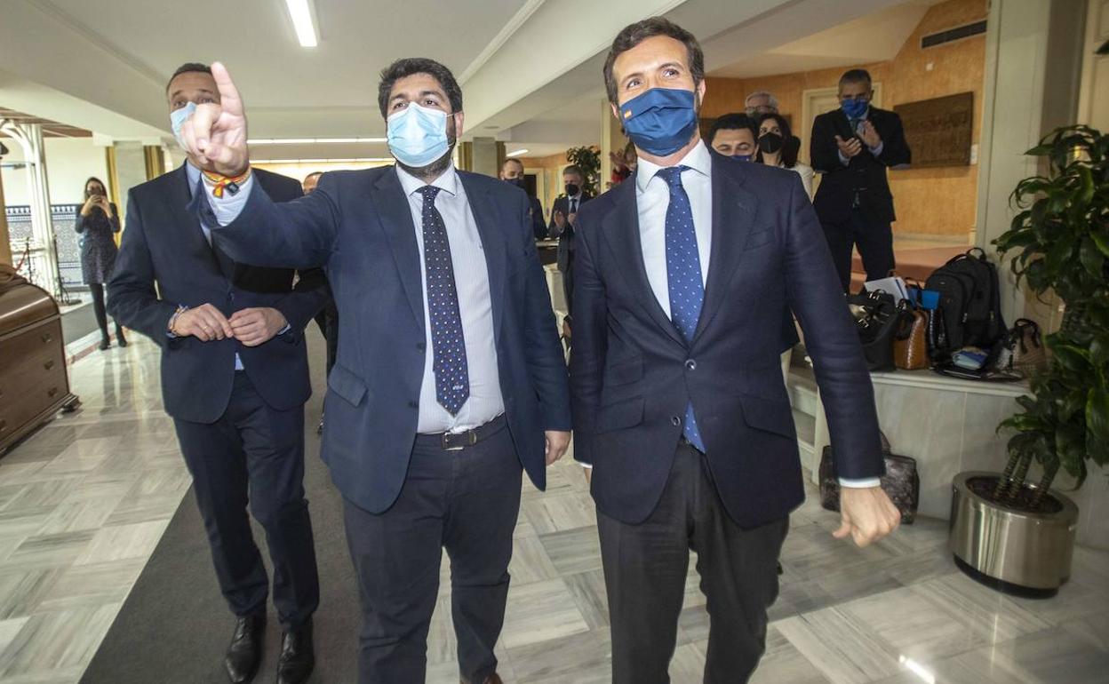 López Miras y Casado, este jueves, tras la segunda sesión de la moción de censura en la Asamblea.