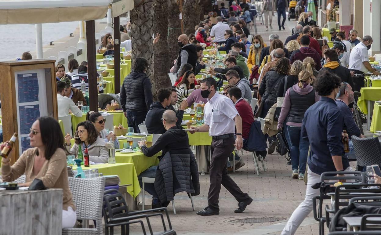 Terraza llena de gente en Cabo de Palos a finales de febrero. 