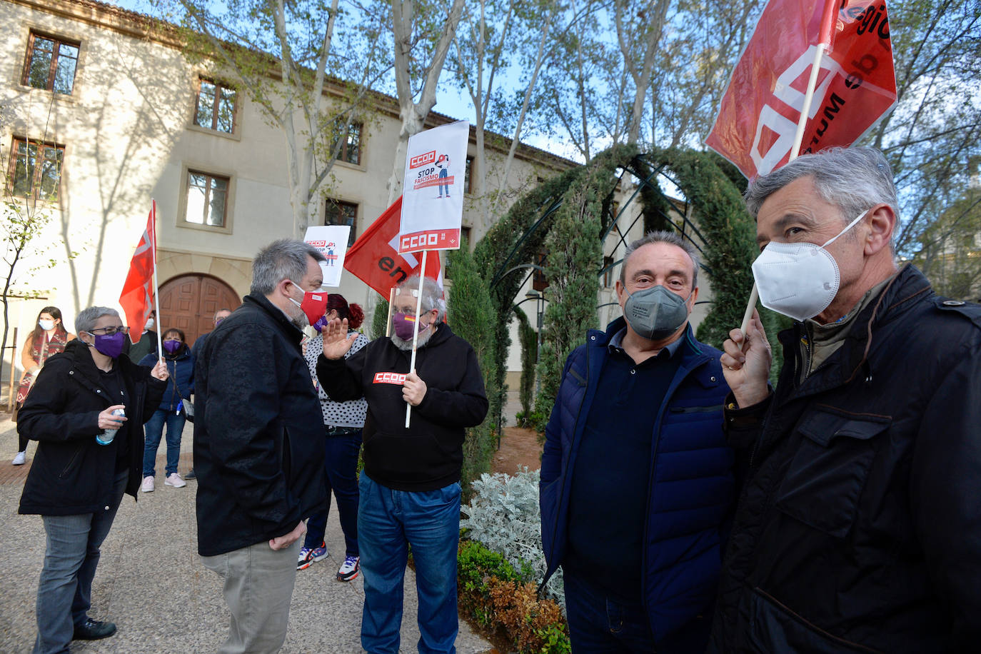 Fotos: Protesta frente al Palacio de San Esteban contra la entrada de Vox al Gobierno regional