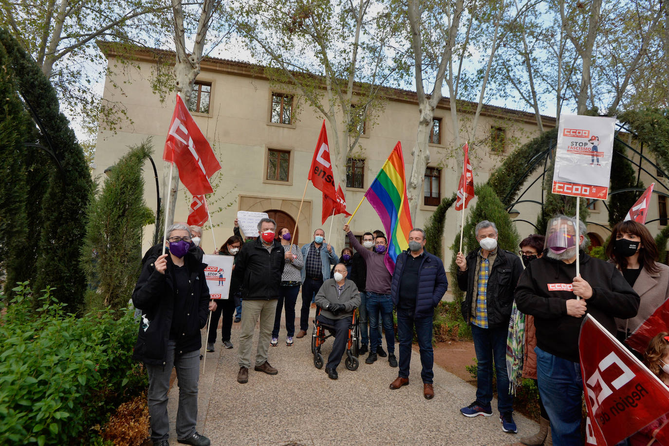 Fotos: Protesta frente al Palacio de San Esteban contra la entrada de Vox al Gobierno regional