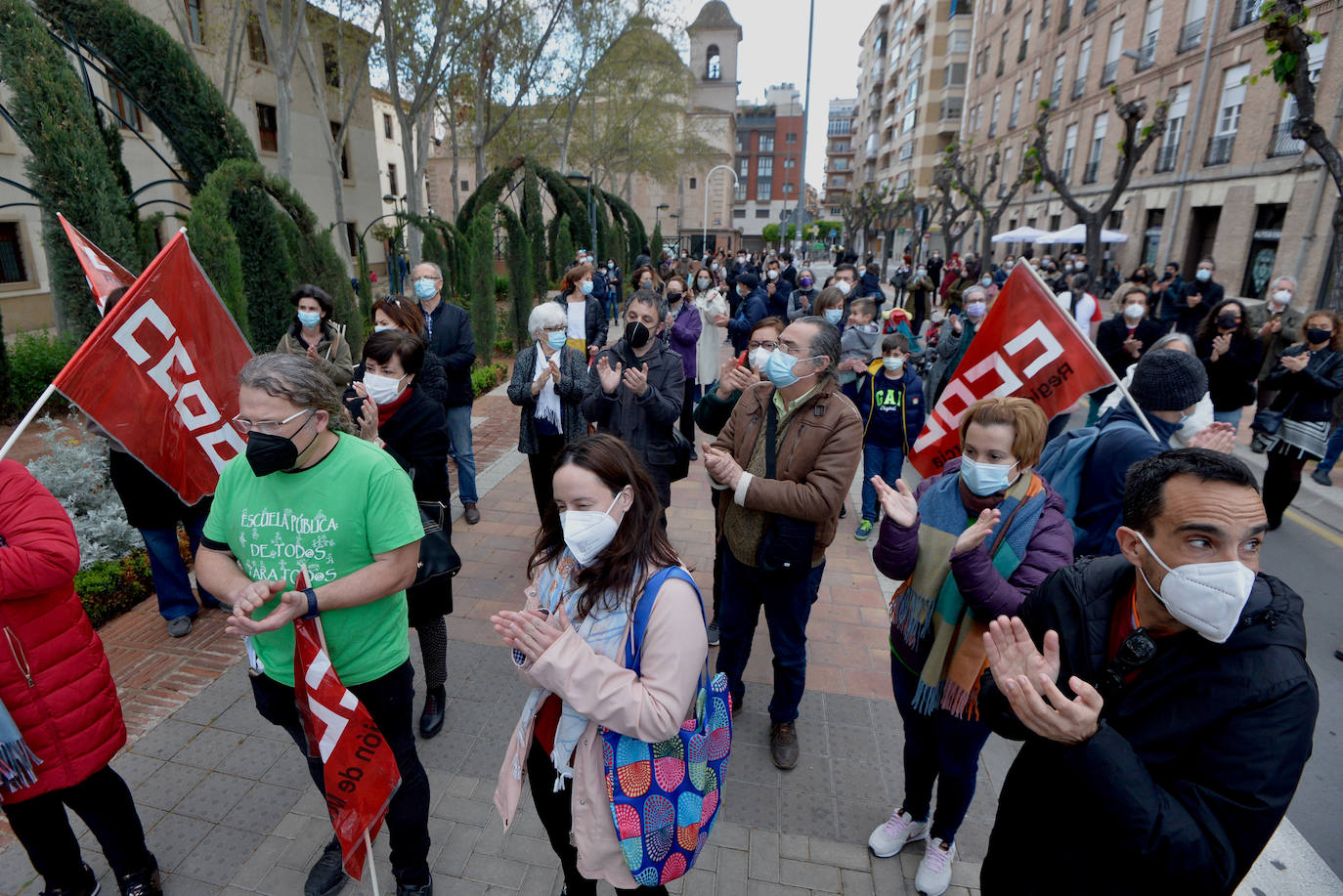 Fotos: Protesta frente al Palacio de San Esteban contra la entrada de Vox al Gobierno regional
