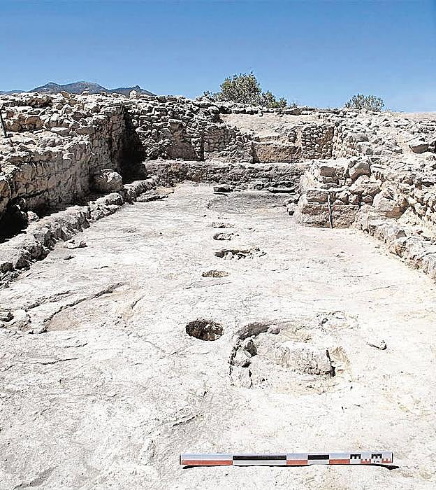 En su contexto. Restos de la gran sala de reuniones en cuya esquina suroeste se localizó la famosa sepultura.