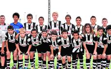 Un felino en los infantiles del polígono