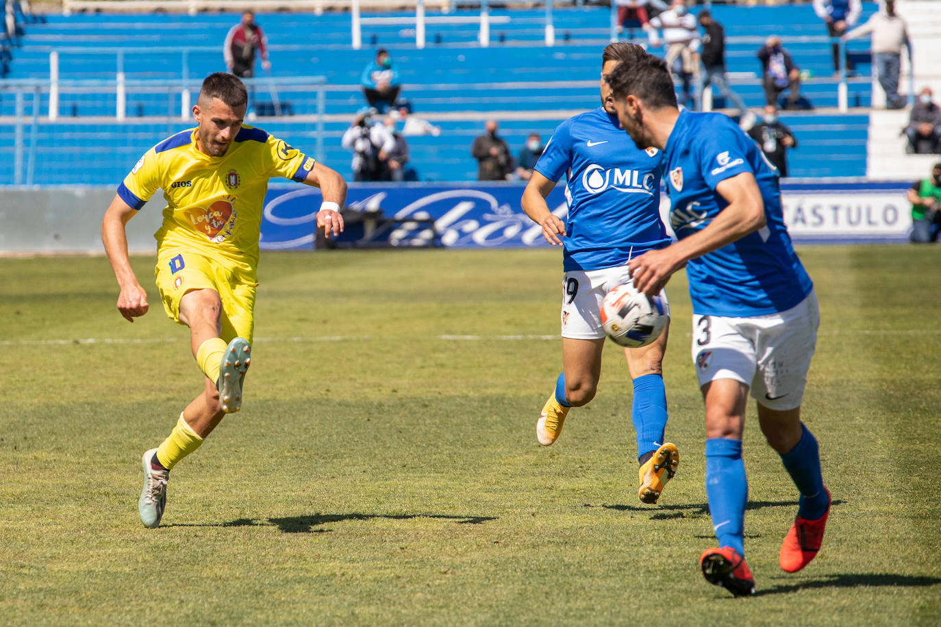 Fotos: El Lorca Deportiva vuelve a caer en Linares