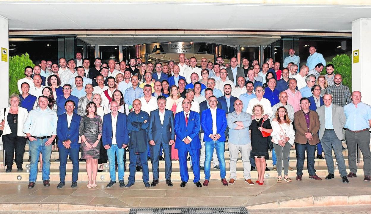 Foto de familia de los socios almacenistas de fontanería de España y Portugal que forman Grupo Gesco y directores comerciales de los principales fabricantes. 