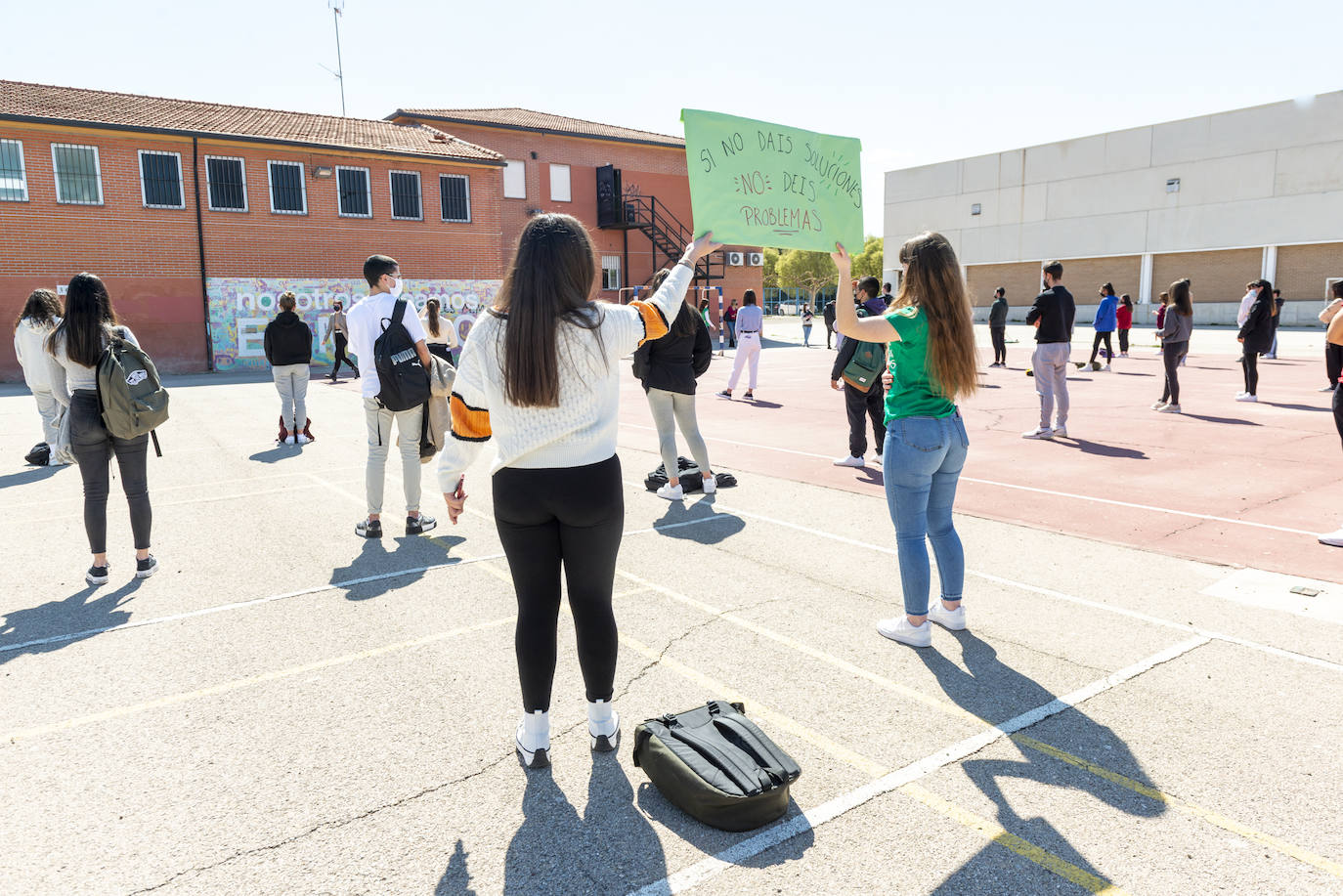 Fotos: Protesta de los alumnos de 2º de bachillerato del IES Alquibla con motivo de la vuelta a la presencialidad