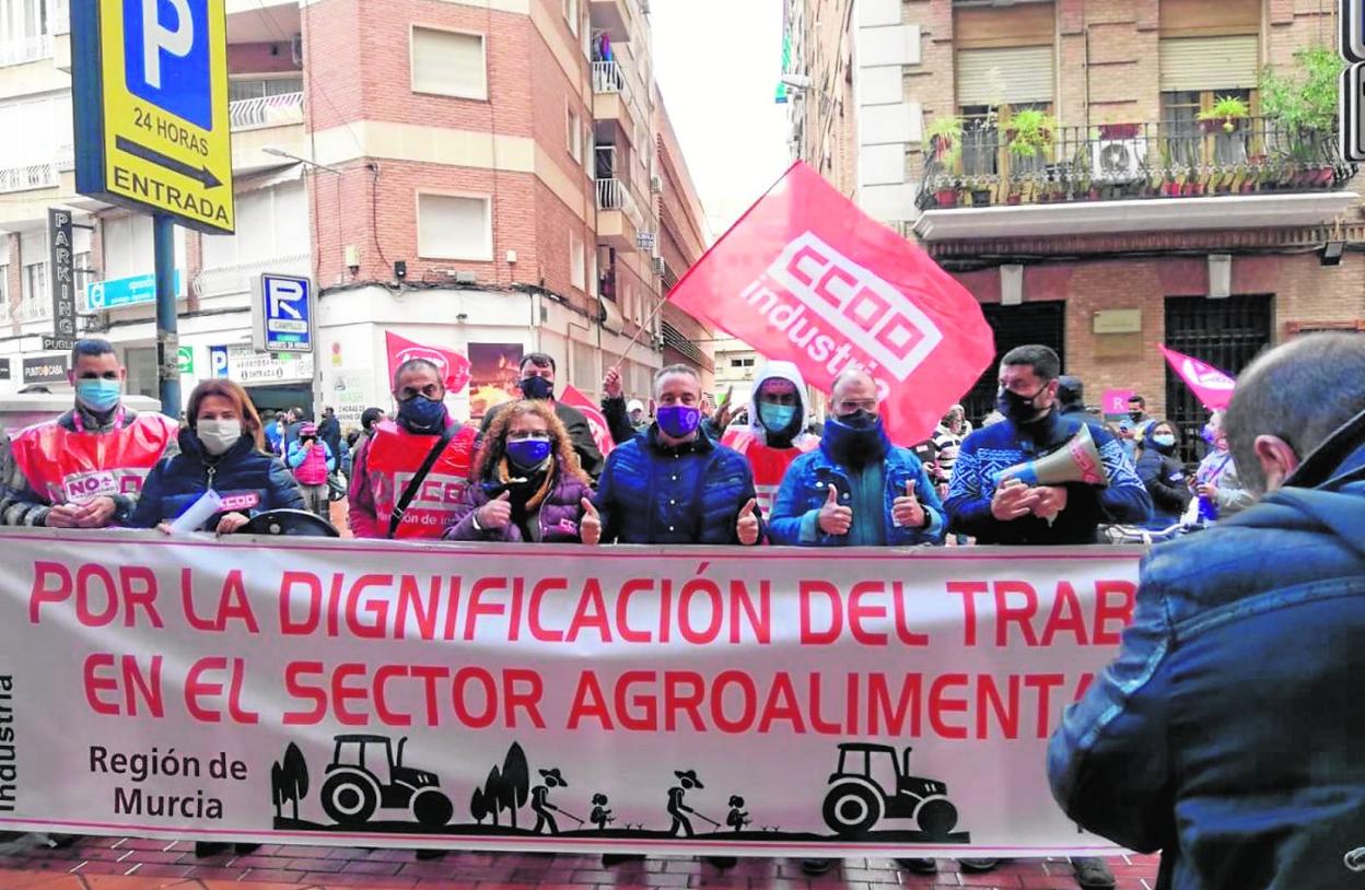 Representantes sindicales en el acto de protesta frente a la sede de la patronal Croem, en la huelga del sector agroalimentario del 4 de diciembre. 
