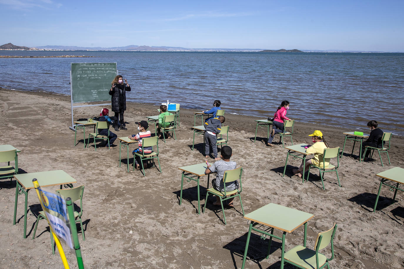 Fotos: El colegio de Los Nietos imparte clase a cien niños junto al Mar Menor