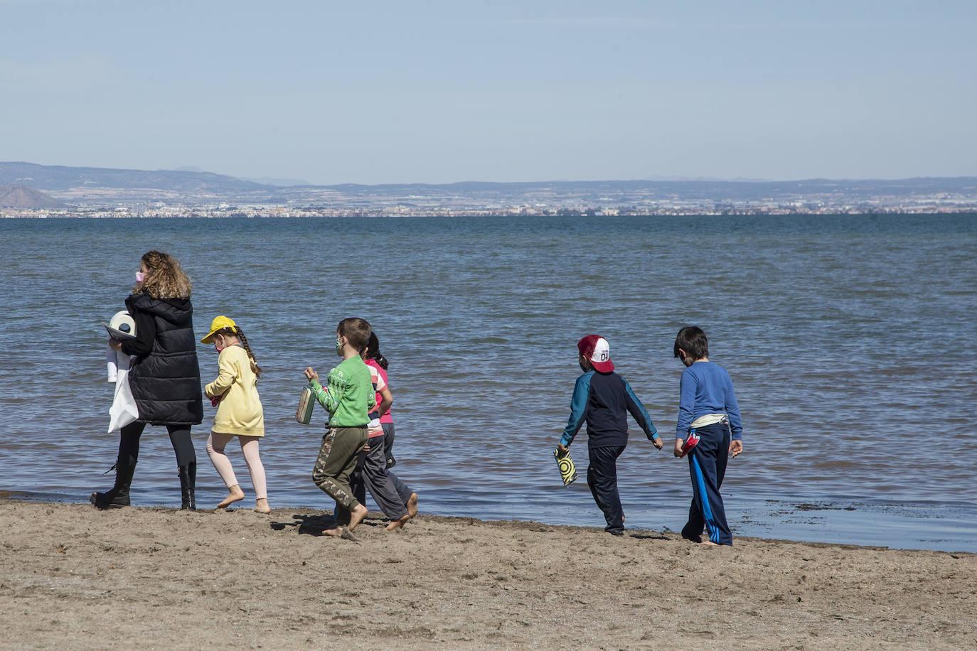 Fotos: El colegio de Los Nietos imparte clase a cien niños junto al Mar Menor