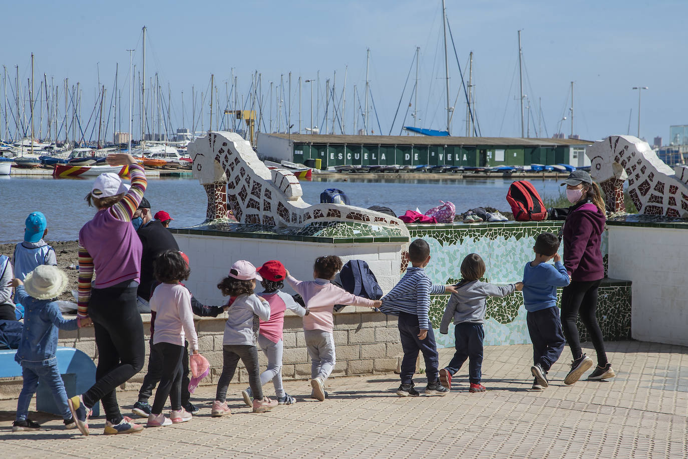 Fotos: El colegio de Los Nietos imparte clase a cien niños junto al Mar Menor