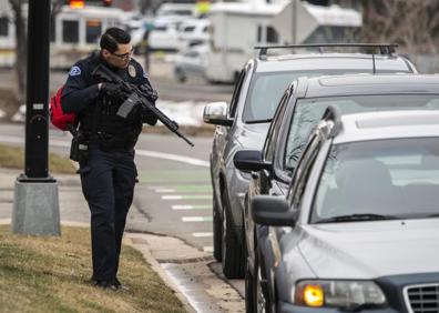 Imagen secundaria 1 - Biden pide vetar los rifles de asalto tras la matanza de Colorado