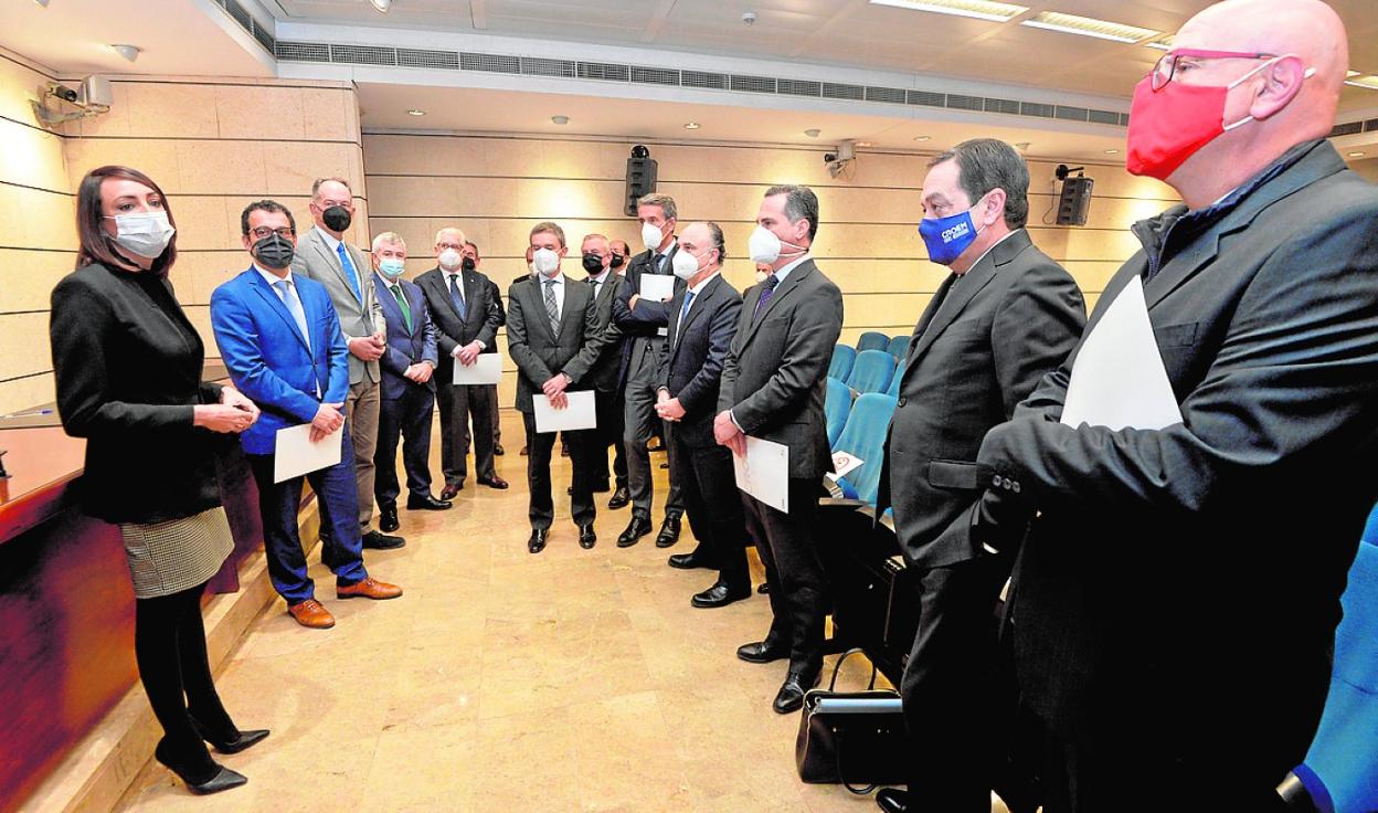 La consejera Valle Miguélez, ayer, en la sede de Croem, con Albarracín (2d) y el resto de asistentes. 