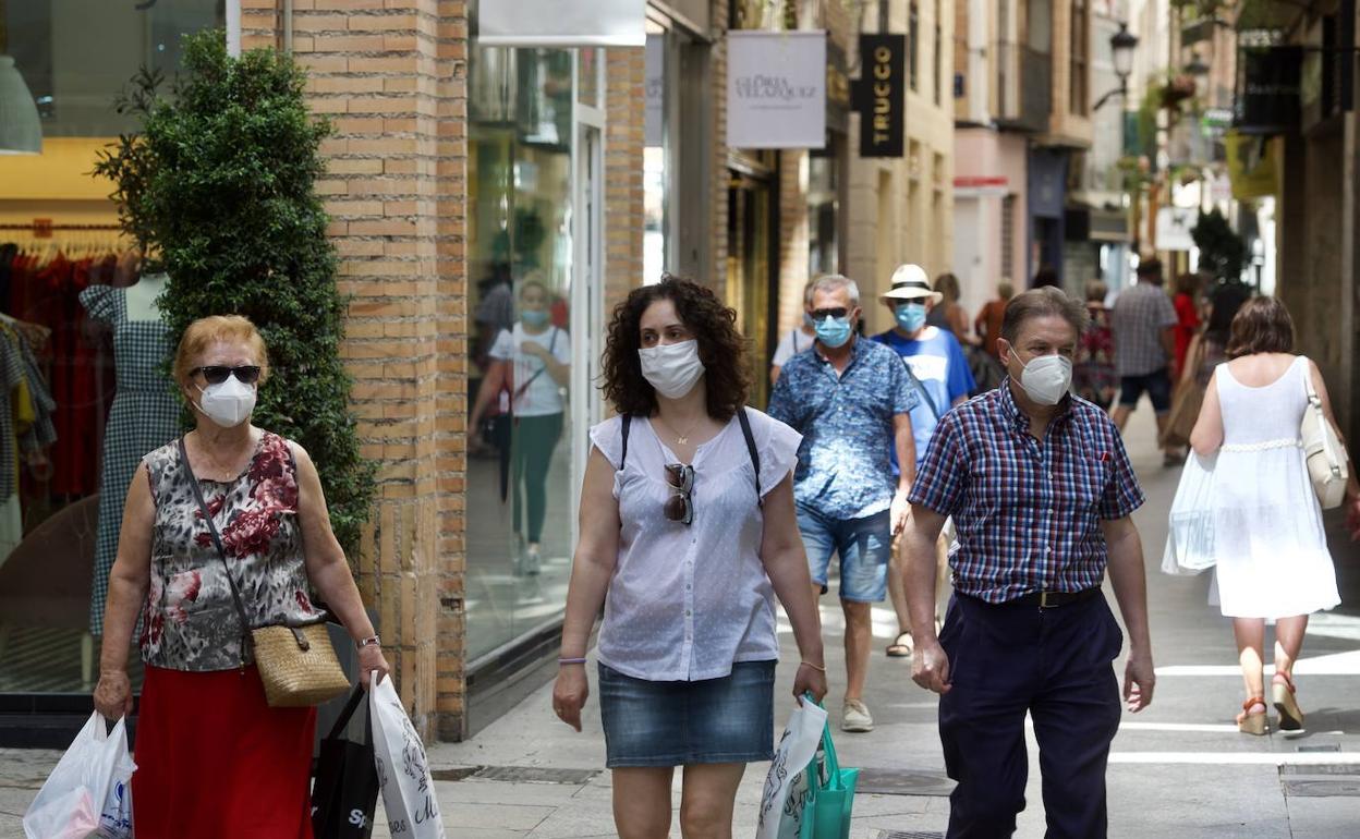 Viandantes con mascarillas por las calles de la ciudad de Murcia, en una imagen de archivo.