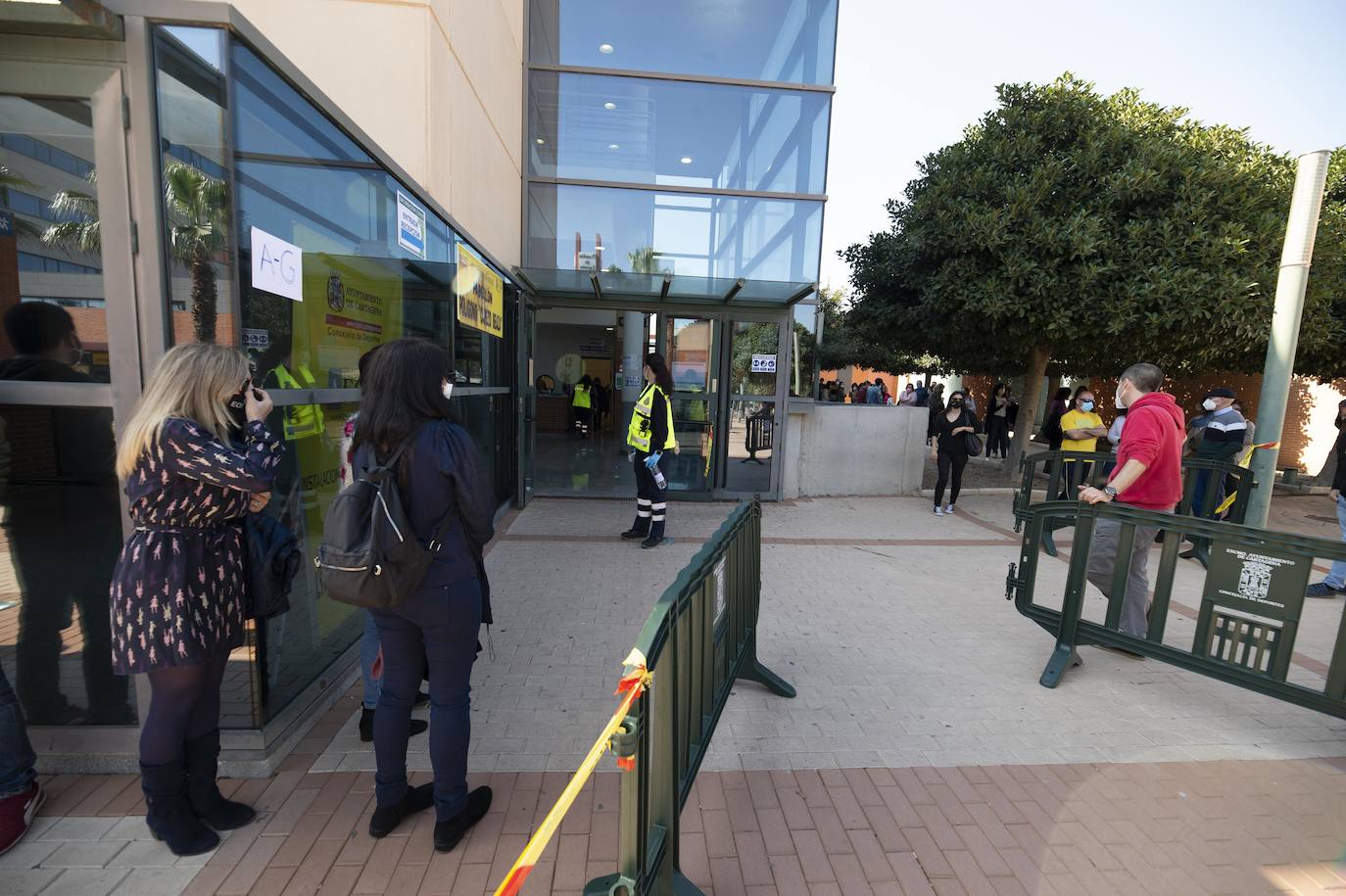 Fotos: Cientos de docentes acuden a vacunarse tras la reanudación de la campaña en Cartagena