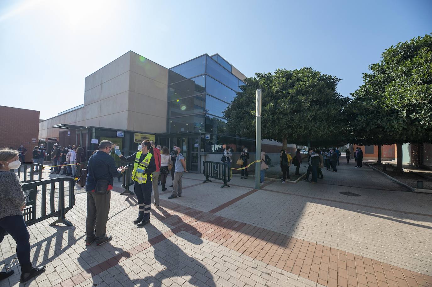 Fotos: Cientos de docentes acuden a vacunarse tras la reanudación de la campaña en Cartagena