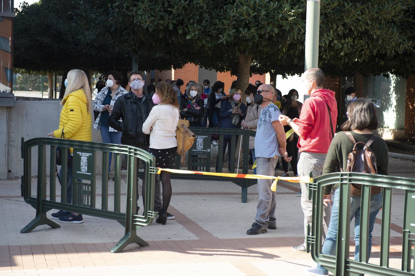 Fotos: Cientos de docentes acuden a vacunarse tras la reanudación de la campaña en Cartagena
