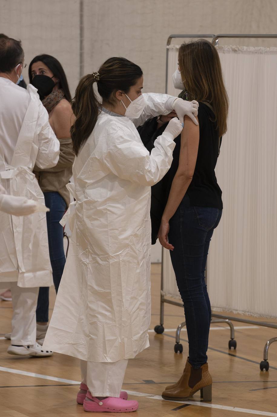 Fotos: Cientos de docentes acuden a vacunarse tras la reanudación de la campaña en Cartagena