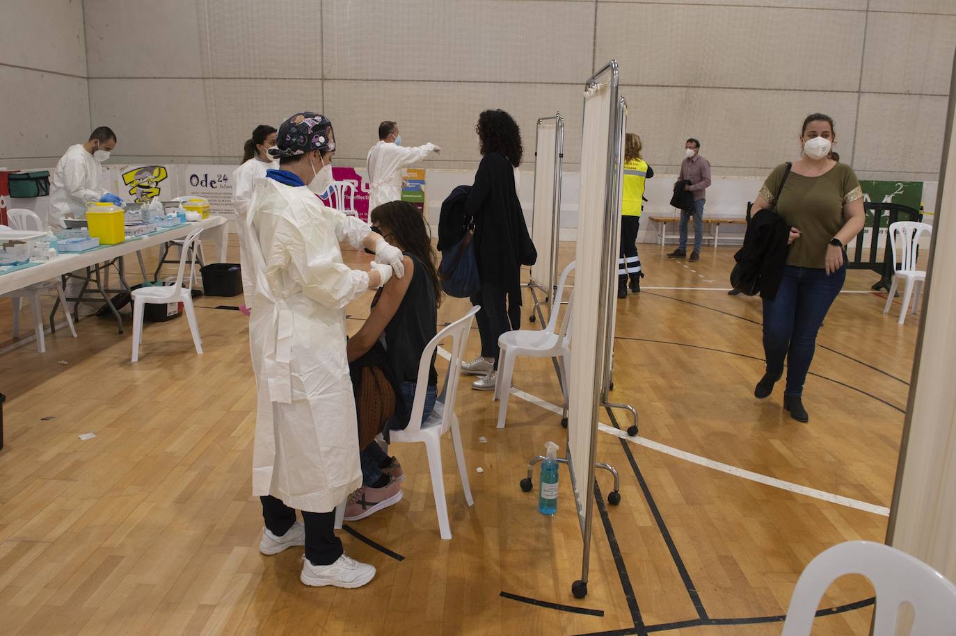Fotos: Cientos de docentes acuden a vacunarse tras la reanudación de la campaña en Cartagena