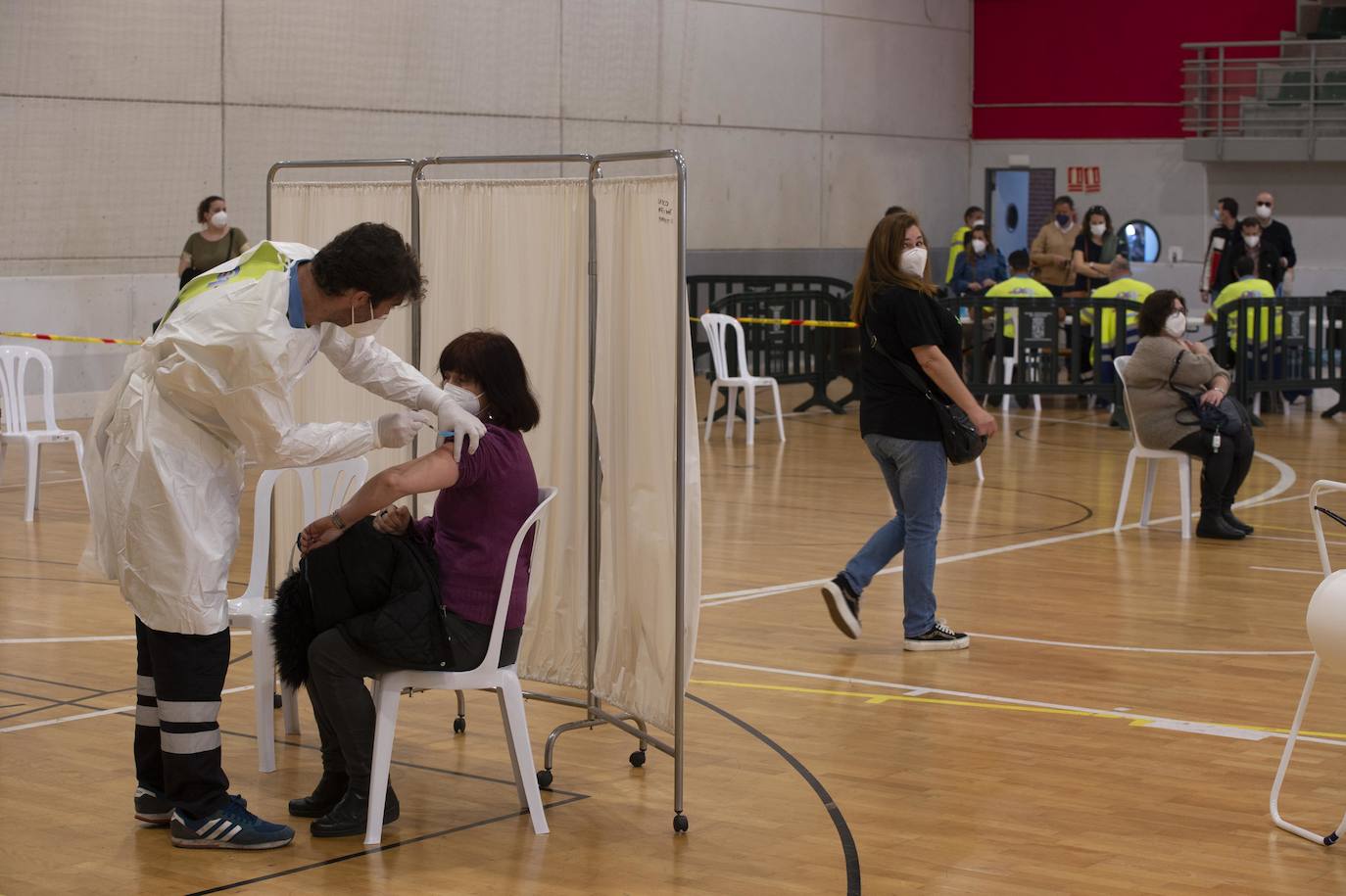 Fotos: Cientos de docentes acuden a vacunarse tras la reanudación de la campaña en Cartagena