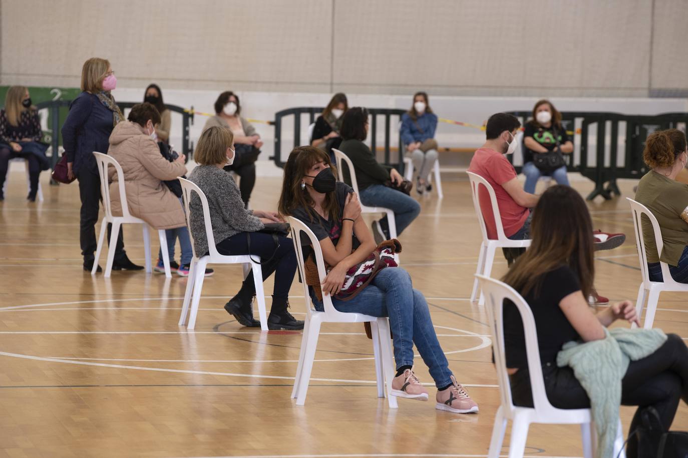 Fotos: Cientos de docentes acuden a vacunarse tras la reanudación de la campaña en Cartagena