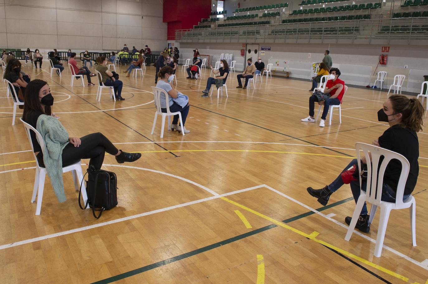 Fotos: Cientos de docentes acuden a vacunarse tras la reanudación de la campaña en Cartagena