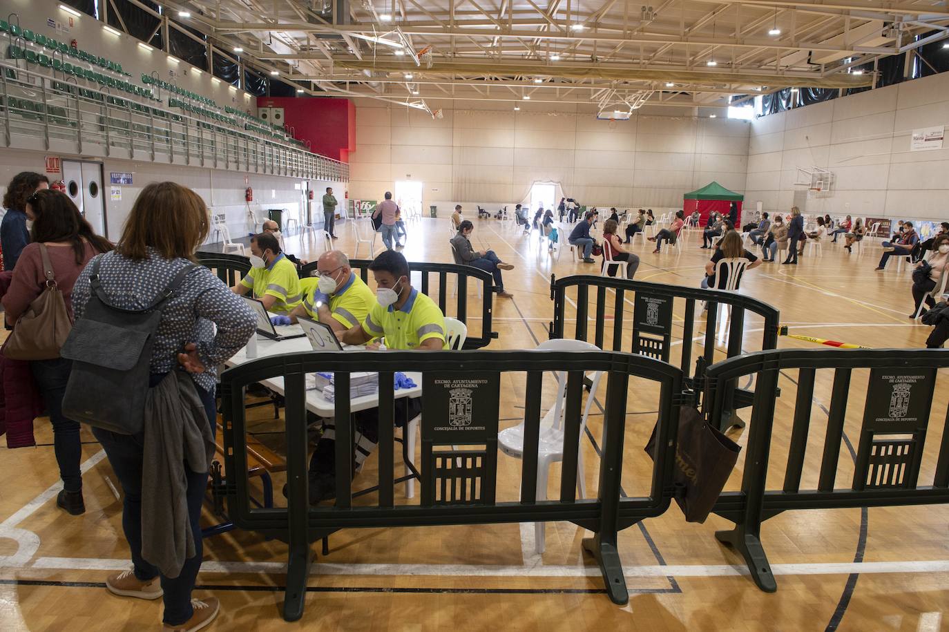 Fotos: Cientos de docentes acuden a vacunarse tras la reanudación de la campaña en Cartagena
