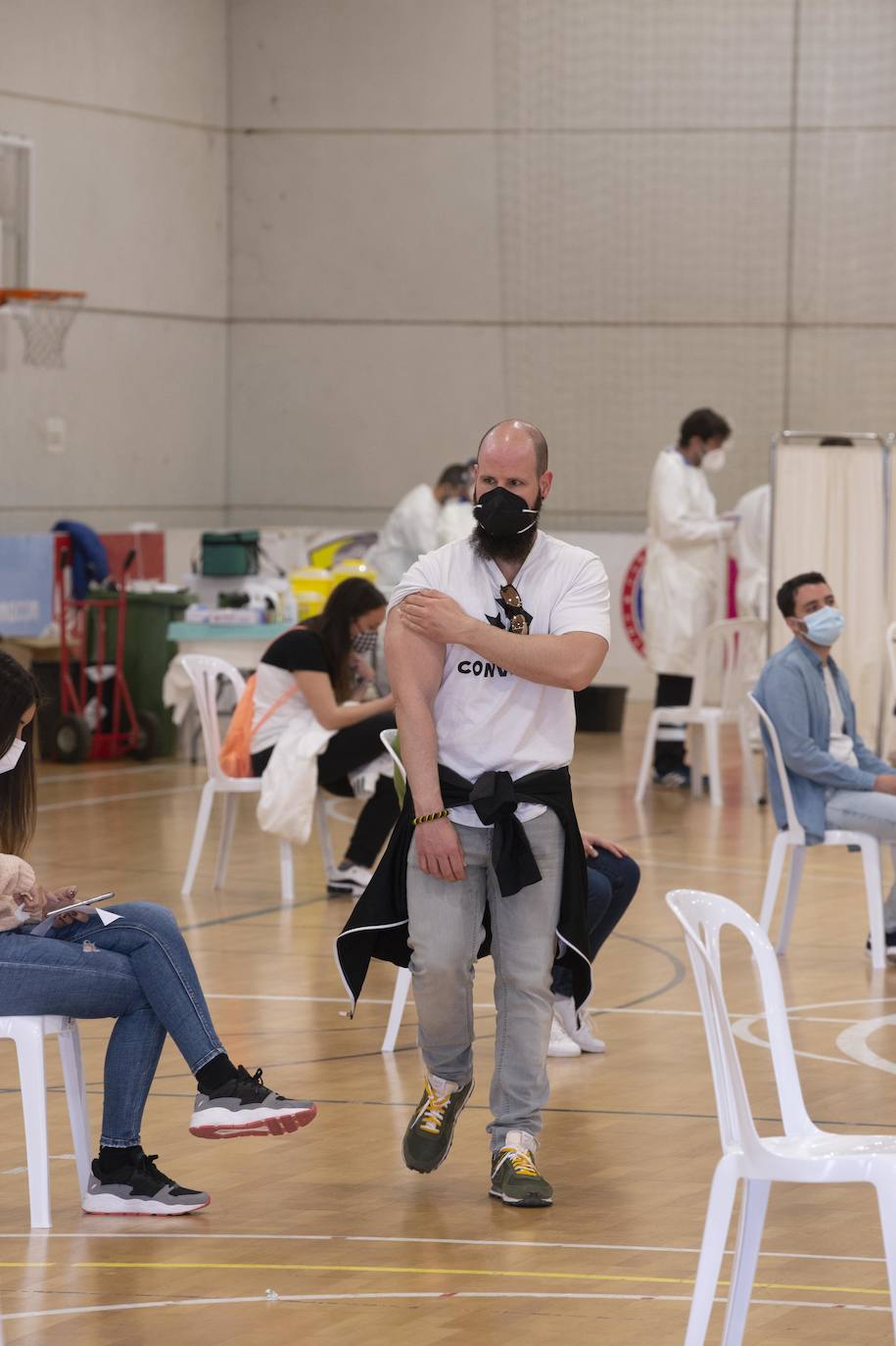 Fotos: Cientos de docentes acuden a vacunarse tras la reanudación de la campaña en Cartagena