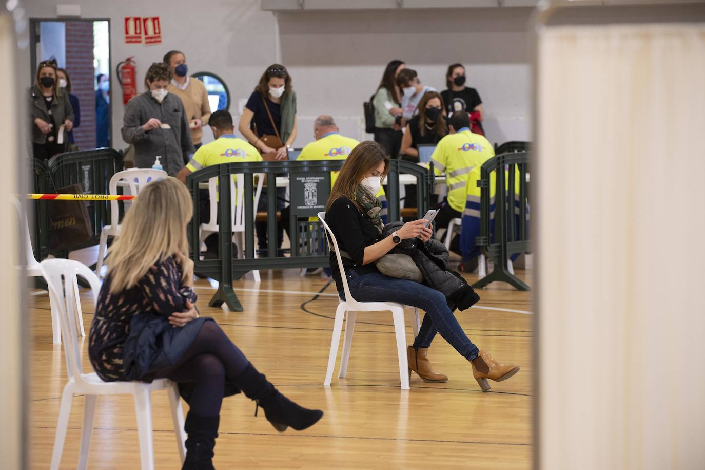 Fotos: Cientos de docentes acuden a vacunarse tras la reanudación de la campaña en Cartagena