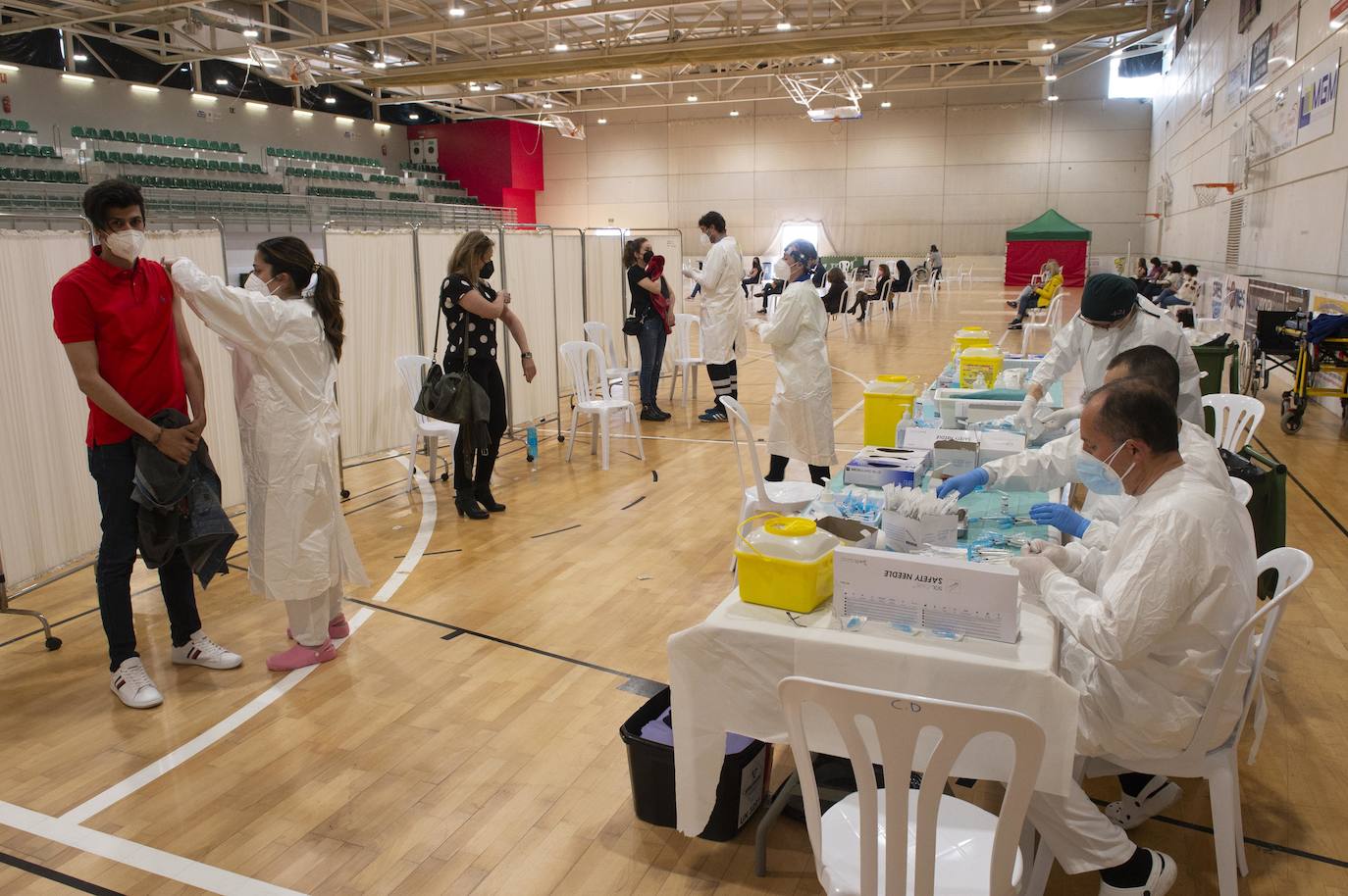Fotos: Cientos de docentes acuden a vacunarse tras la reanudación de la campaña en Cartagena
