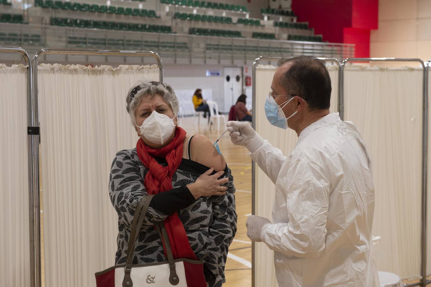 Fotos: Cientos de docentes acuden a vacunarse tras la reanudación de la campaña en Cartagena