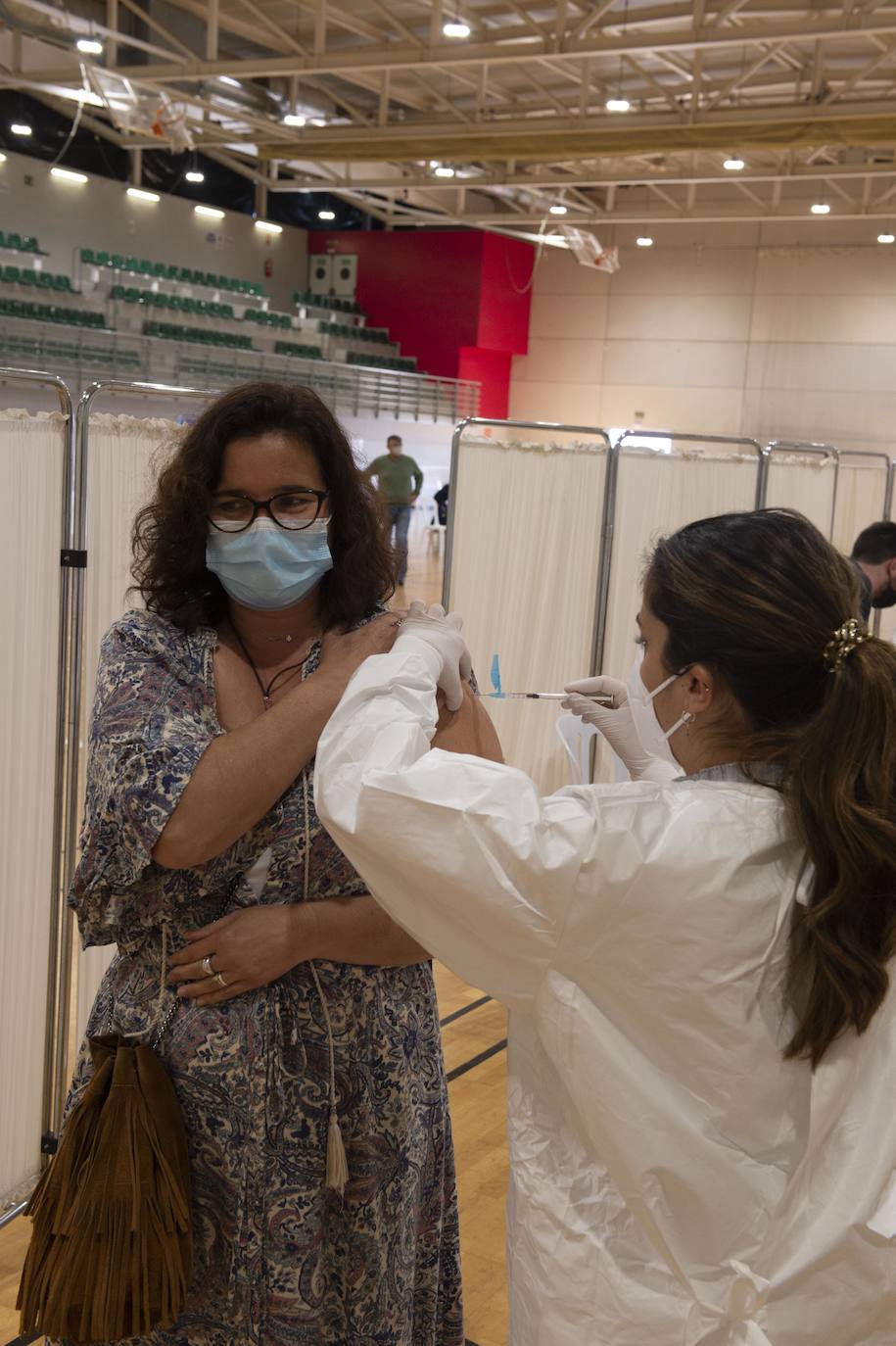 Fotos: Cientos de docentes acuden a vacunarse tras la reanudación de la campaña en Cartagena