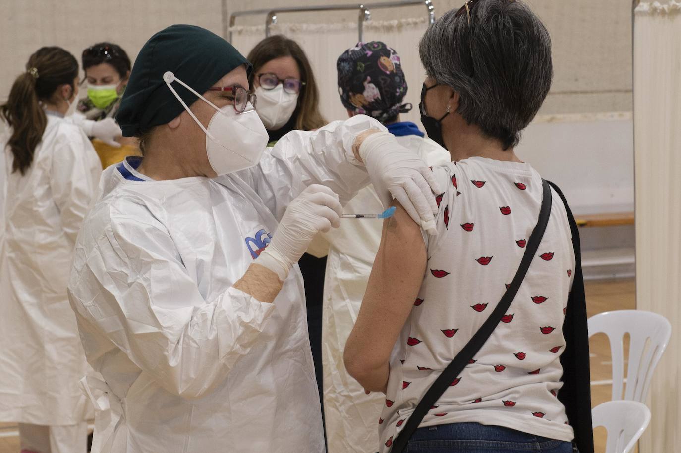 Fotos: Cientos de docentes acuden a vacunarse tras la reanudación de la campaña en Cartagena