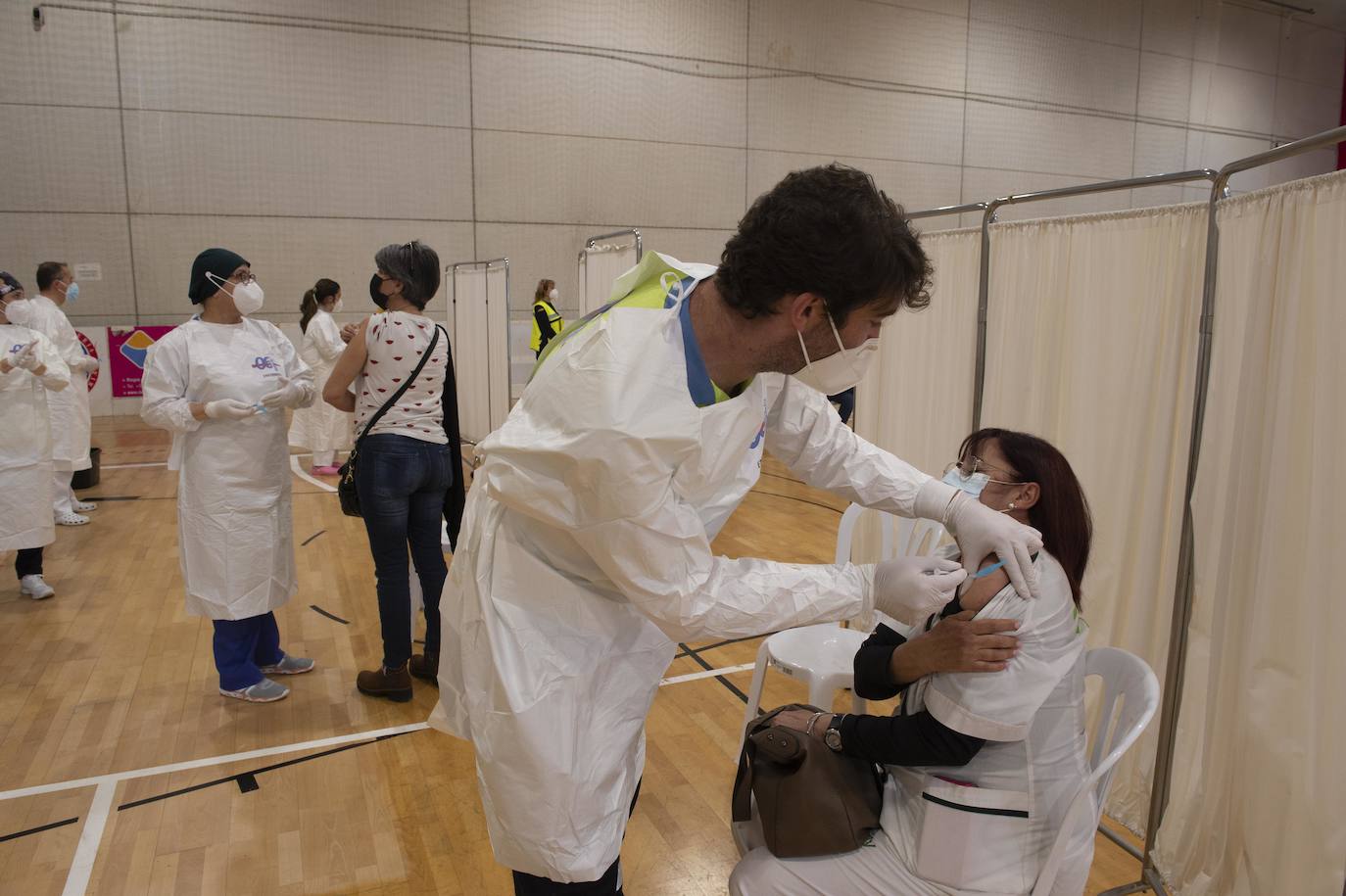 Fotos: Cientos de docentes acuden a vacunarse tras la reanudación de la campaña en Cartagena