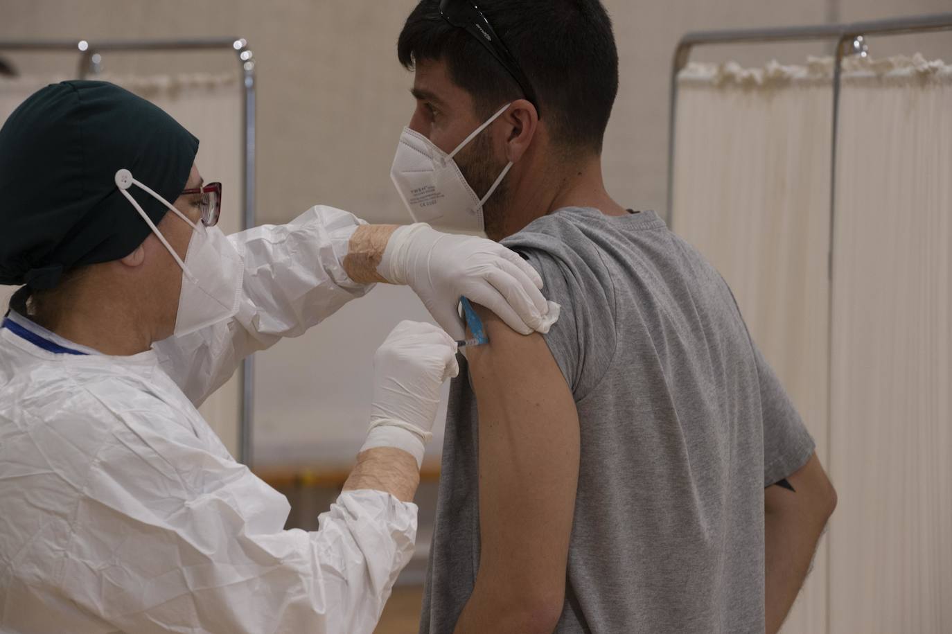 Fotos: Cientos de docentes acuden a vacunarse tras la reanudación de la campaña en Cartagena