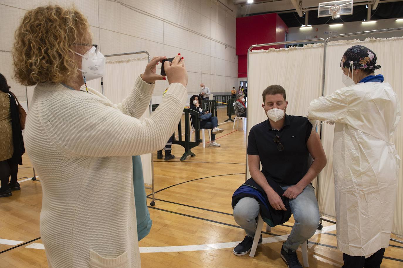 Fotos: Cientos de docentes acuden a vacunarse tras la reanudación de la campaña en Cartagena