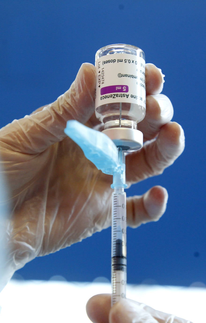 Fotos: Cientos de profesores se vacunan contra la Covid tras reanudarse la campaña en Murcia