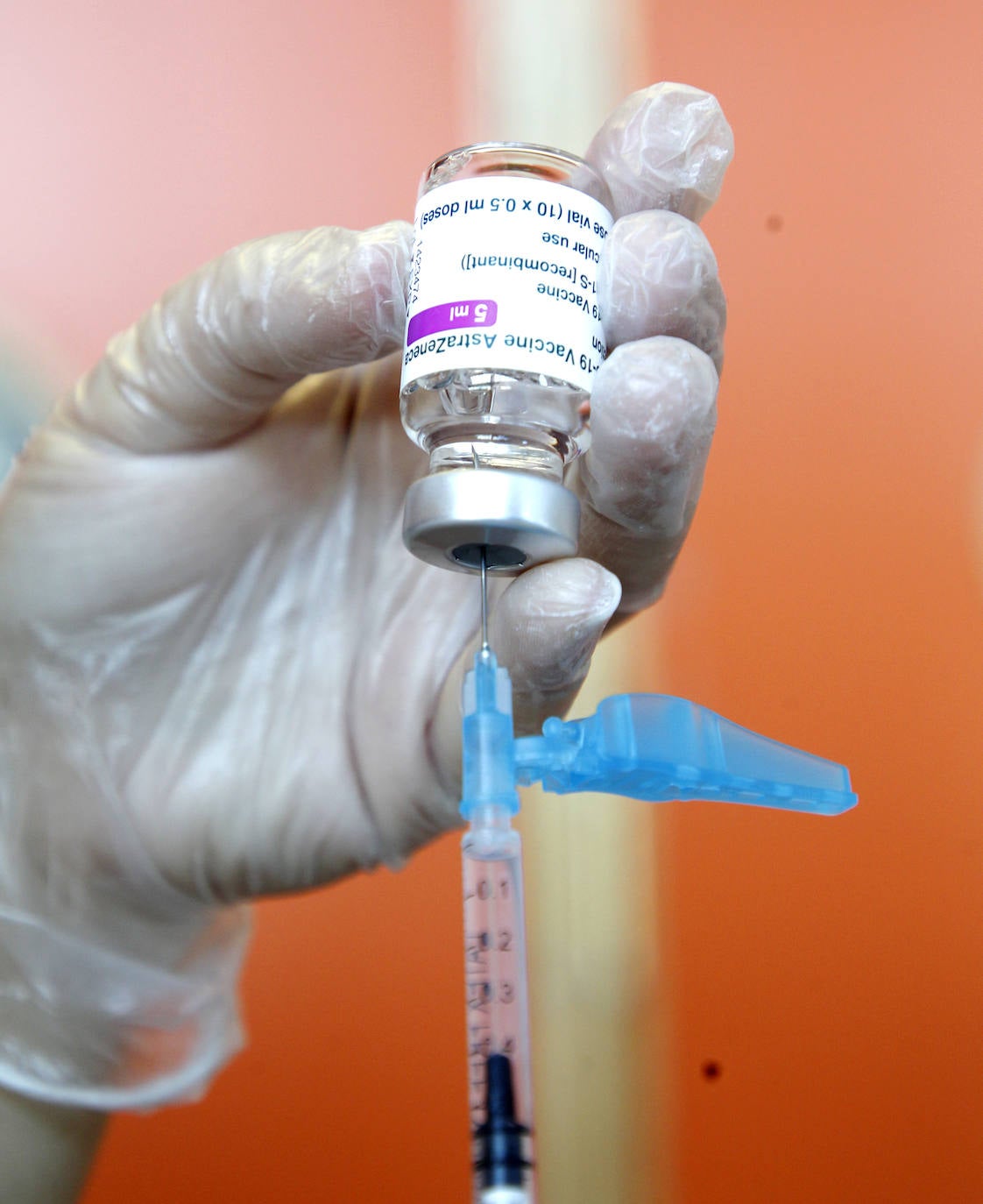 Fotos: Cientos de profesores se vacunan contra la Covid tras reanudarse la campaña en Murcia