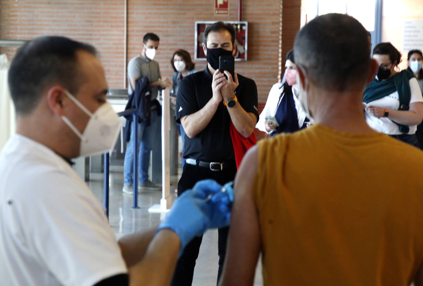 Fotos: Cientos de profesores se vacunan contra la Covid tras reanudarse la campaña en Murcia