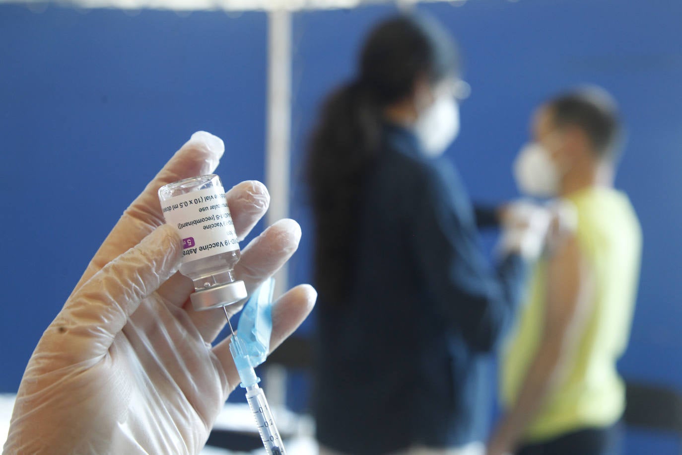 Fotos: Cientos de profesores se vacunan contra la Covid tras reanudarse la campaña en Murcia