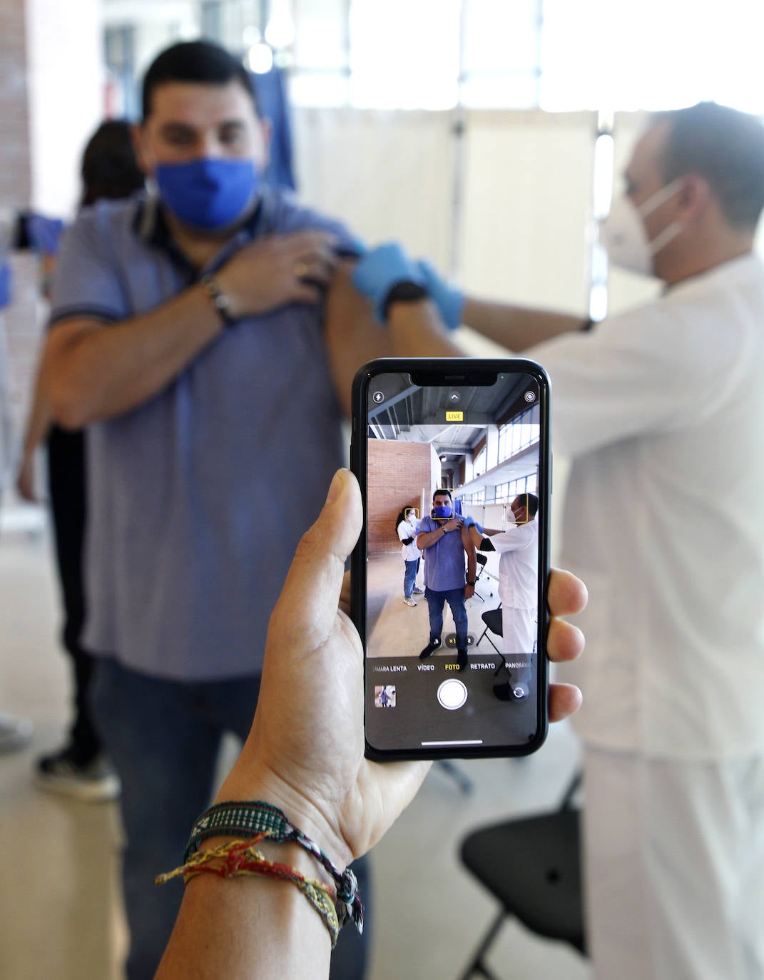 Fotos: Cientos de profesores se vacunan contra la Covid tras reanudarse la campaña en Murcia