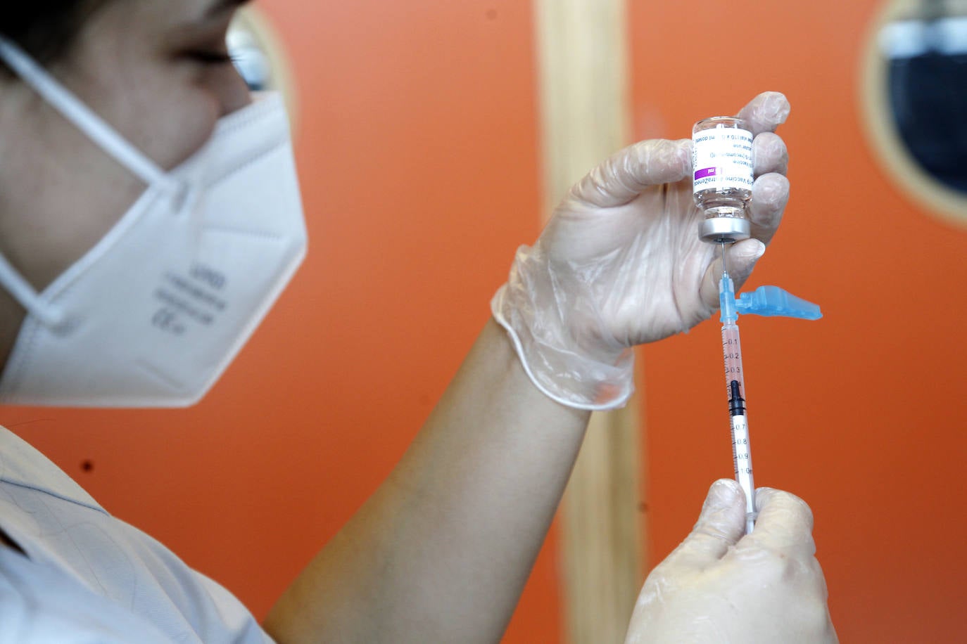 Fotos: Cientos de profesores se vacunan contra la Covid tras reanudarse la campaña en Murcia