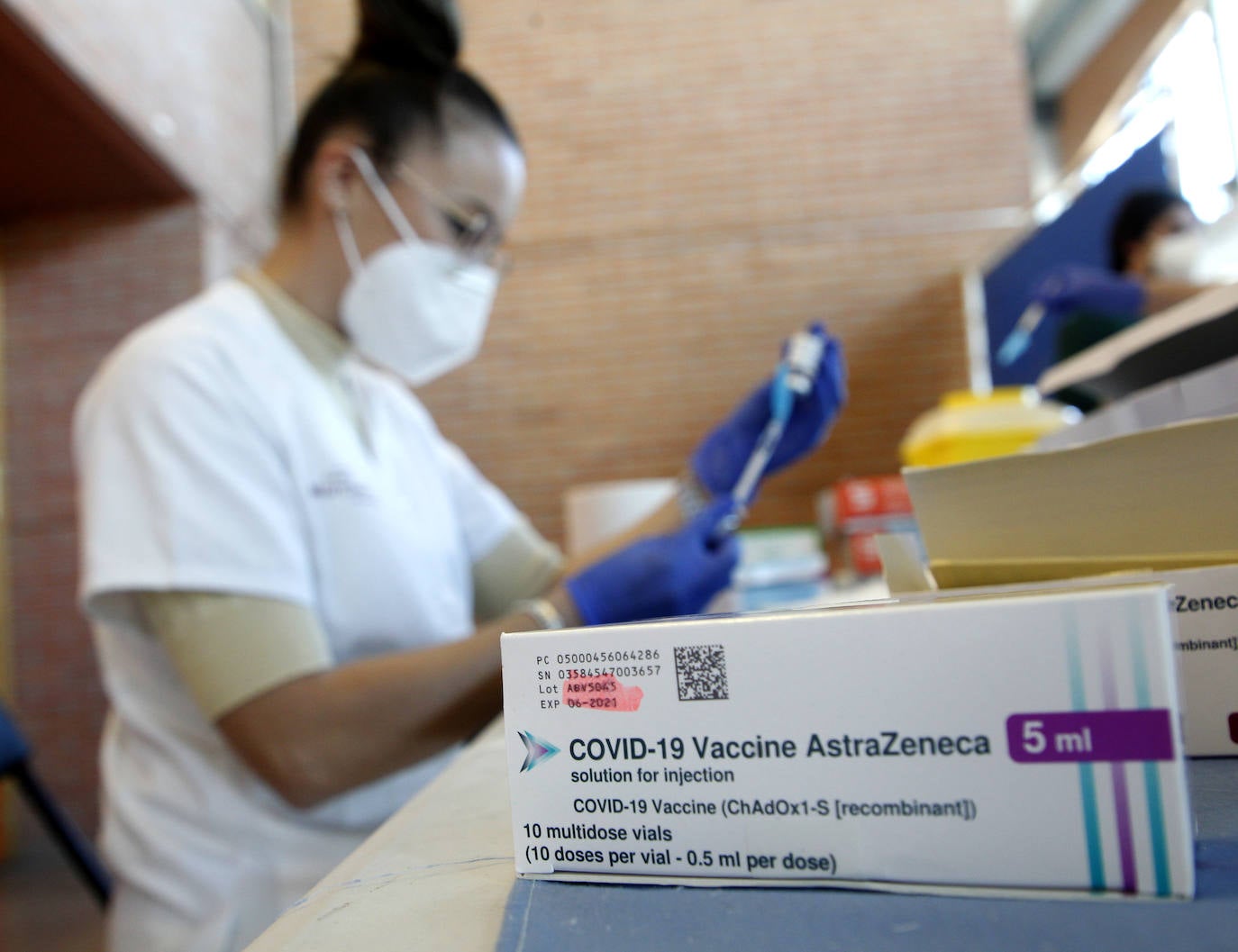 Fotos: Cientos de profesores se vacunan contra la Covid tras reanudarse la campaña en Murcia