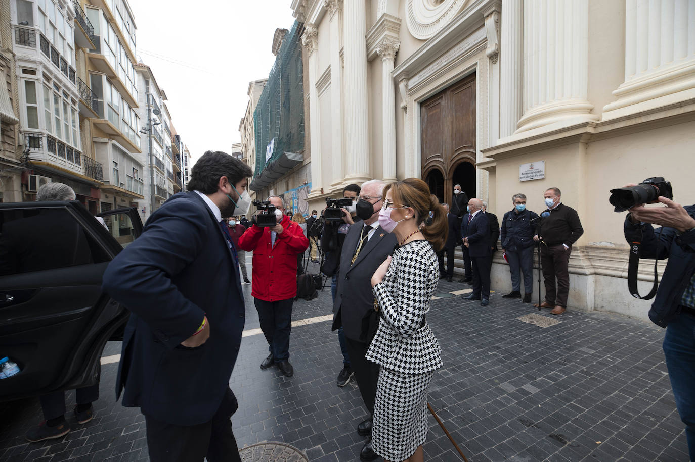 Fotos: Castejón entrega la Onza de Oro al Hospital de Caridad de Cartagena antes del Viernes de Dolores