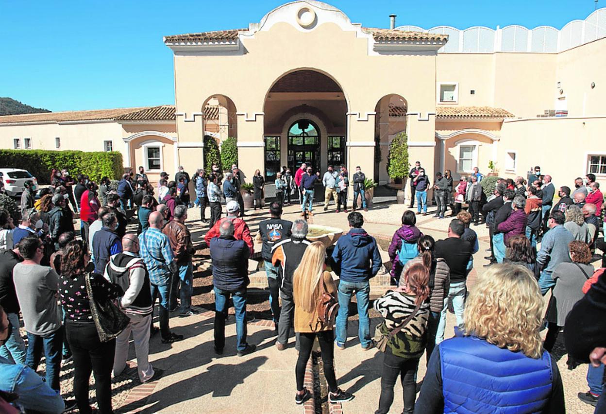 Concentración, ayer, de 150 empleados en La Manga Club. 