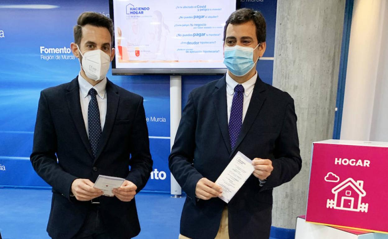 El consejero de Fomento, Díez de Revenga, y el director general de Vivienda, José Francisco Lajara, tras la presentación del protocolo de atención primaria a la vivienda.